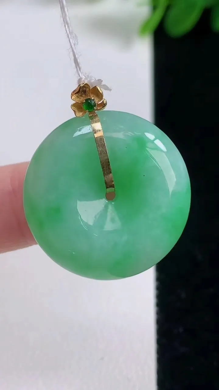 天然A货翡翠平安扣吊坠，尺寸24-6.4，重量:5.16g
8月18日