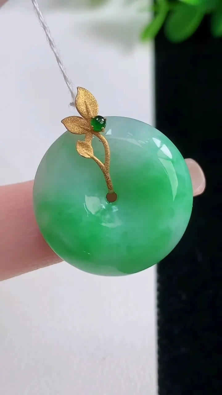 天然A货翡翠平安扣吊坠，尺寸22.6-6.8，重量:7.27g
8月18日