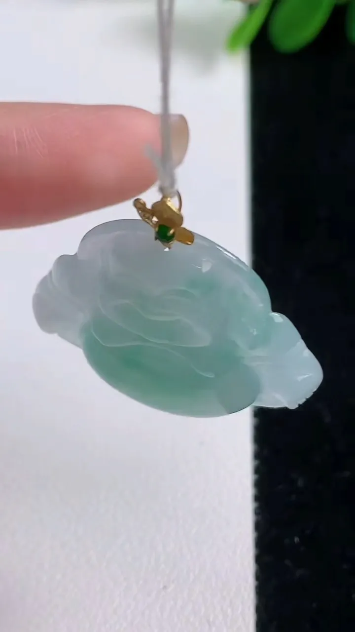 天然A货翡翠18k金飘花佛公吊坠，尺寸26.7-30-6，重量:7.25g
8月18日