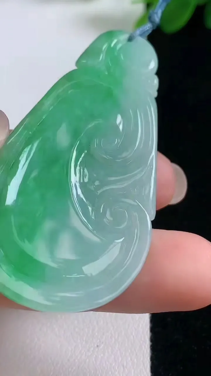 天然A货翡翠如意吊坠，尺寸57.5-30-4.6，重量:16.80g
8月18日