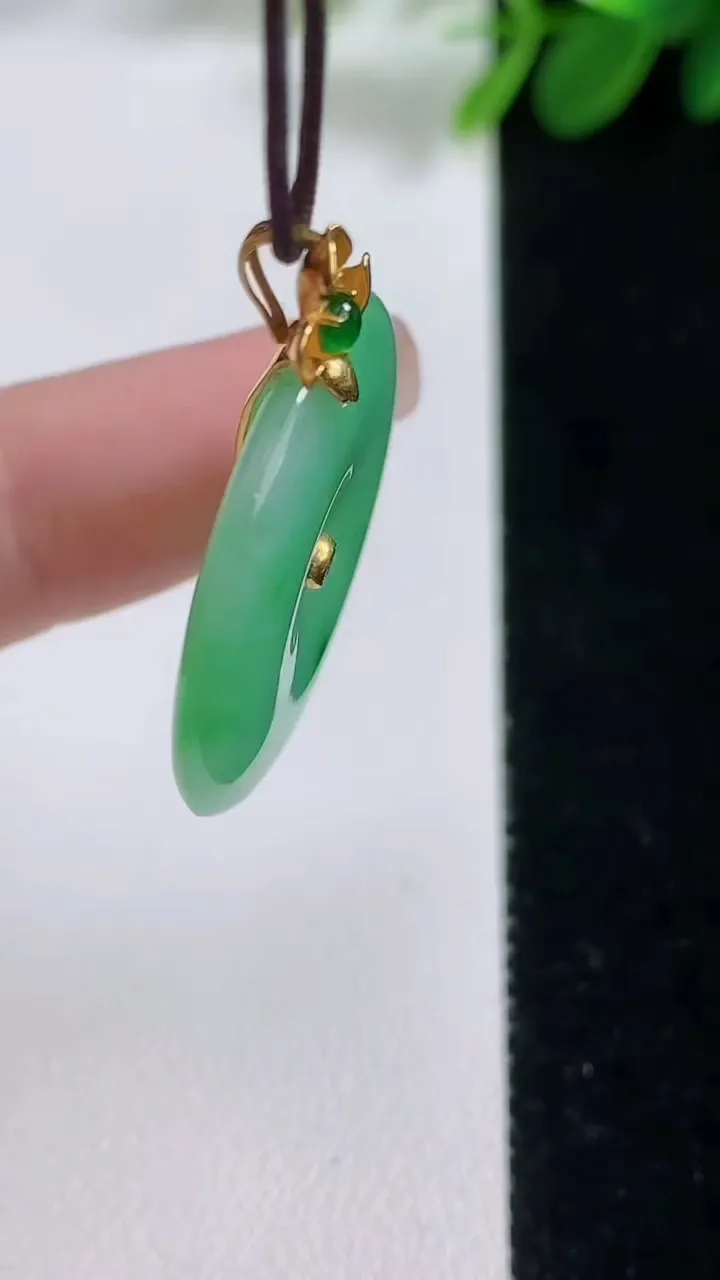 天然A货翡翠平安扣吊坠，尺寸25.3-4，重量:6.09g
8月18日