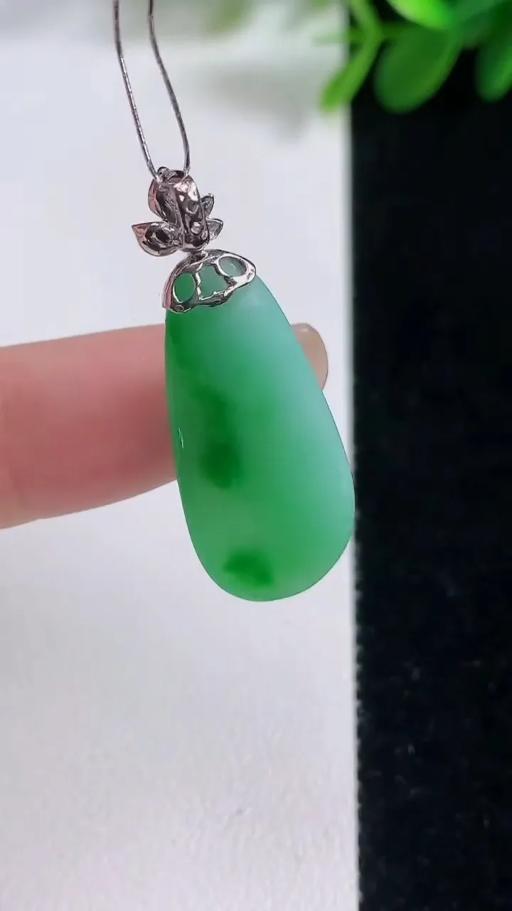 天然A货翡翠福瓜吊坠，尺寸27.6-12.7-5，重量:3.84g
8月18日
