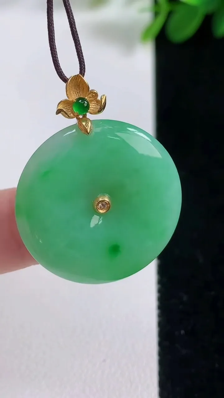 天然A货翡翠平安扣吊坠，尺寸25.3-4，重量:6.09g
8月18日