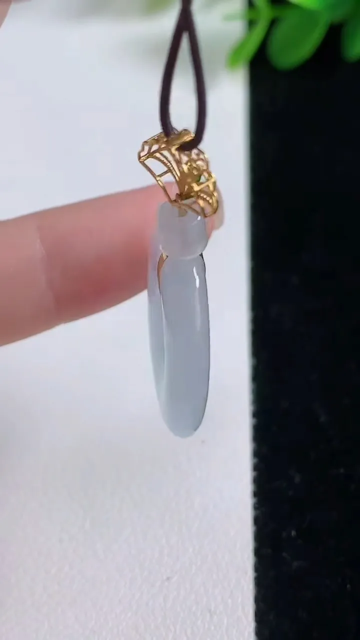 天然A货翡翠平安环吊坠，尺寸53-4，重量:4.76g
8月18日