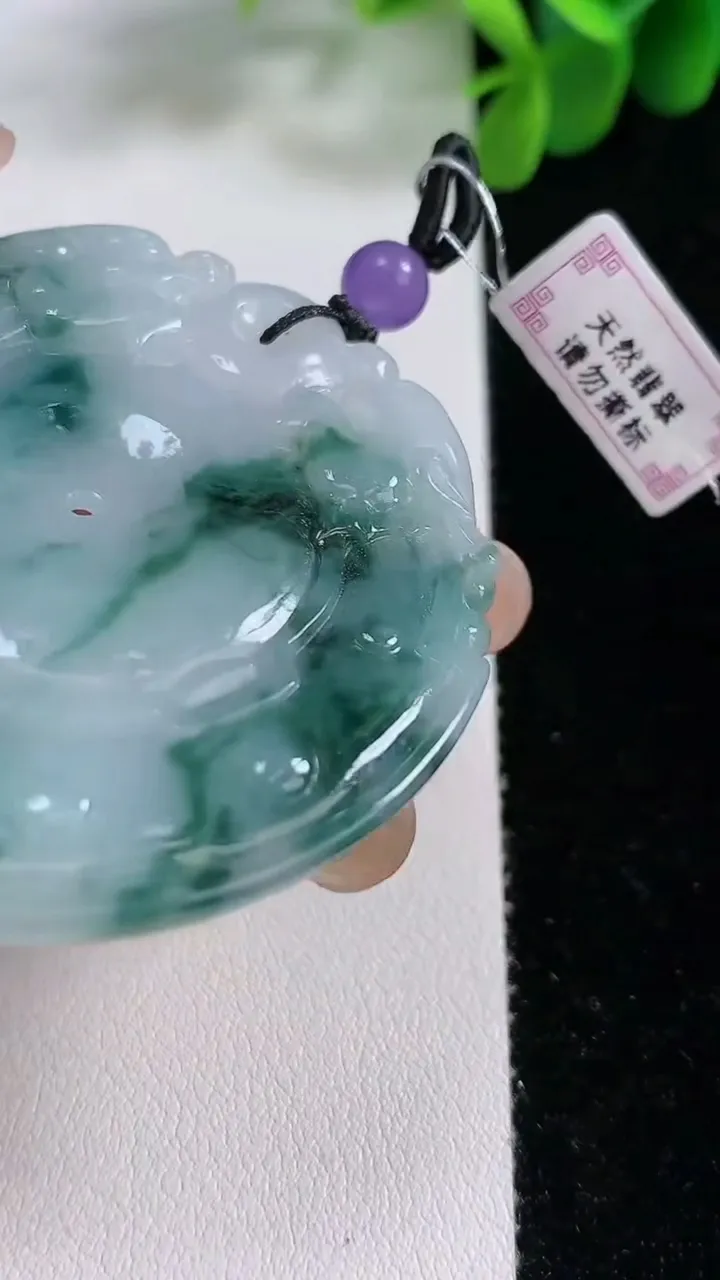 天然A货翡翠飘花仿古平安扣吊坠，尺寸53-4.5，重:27.42g
8月19日