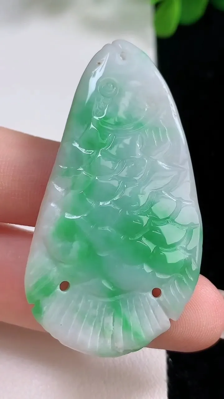 天然A货翡翠年年有余吊坠，尺寸51-26.5-10，重:18.71g
8月19日