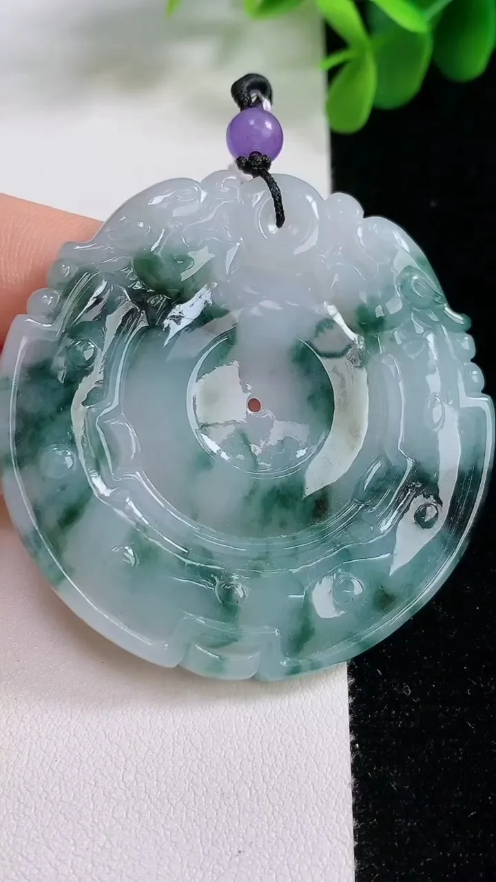 天然A货翡翠飘花仿古平安扣吊坠，尺寸53-4.5，重:27.42g
8月19日