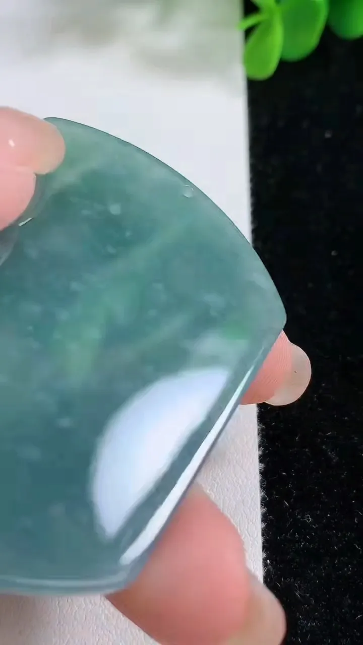 天然A货翡翠蓝水生肖马牌吊坠，尺寸57.8-46-5.2，重:27.59g
8月19日