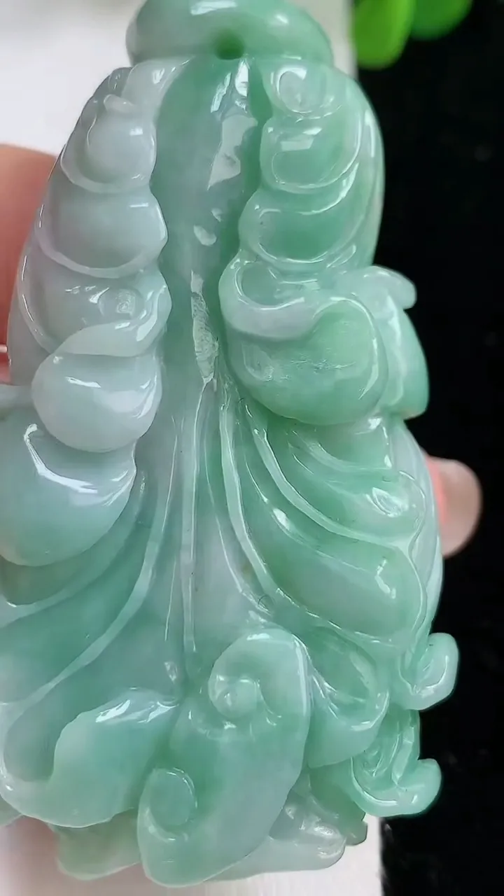 天然A货翡翠白菜吊坠，尺寸63.8-35.8-16.2，重:64.68g
8月19日