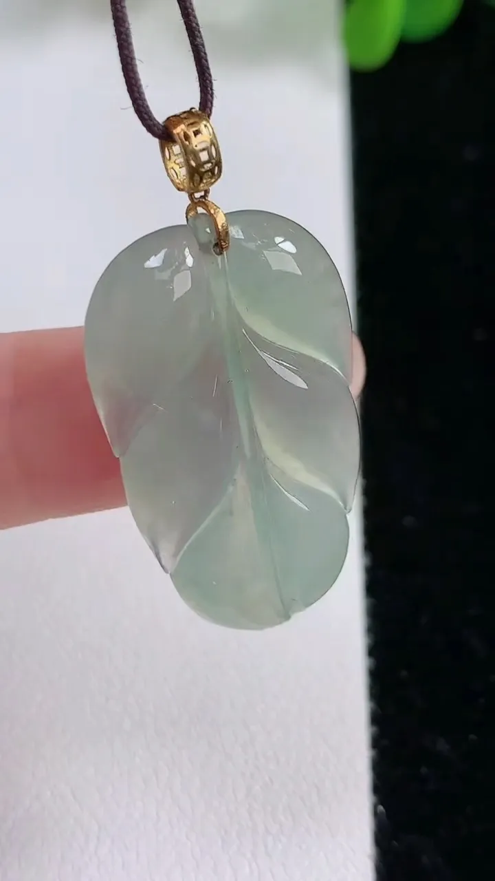 天然A货翡翠金枝玉叶 叶子吊坠，尺寸29.5-18.5-4，重:4.10g
8月19日