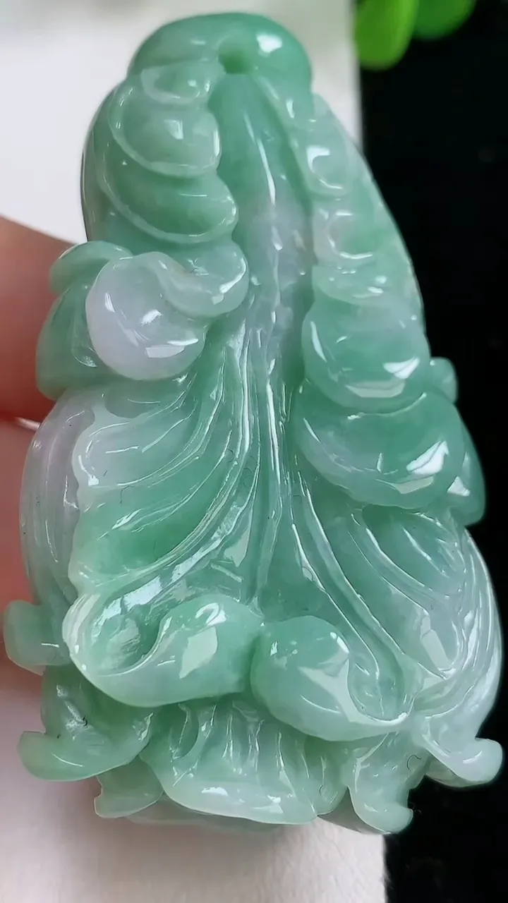 天然A货翡翠白菜吊坠，尺寸63.8-35.8-16.2，重:64.68g
8月19日