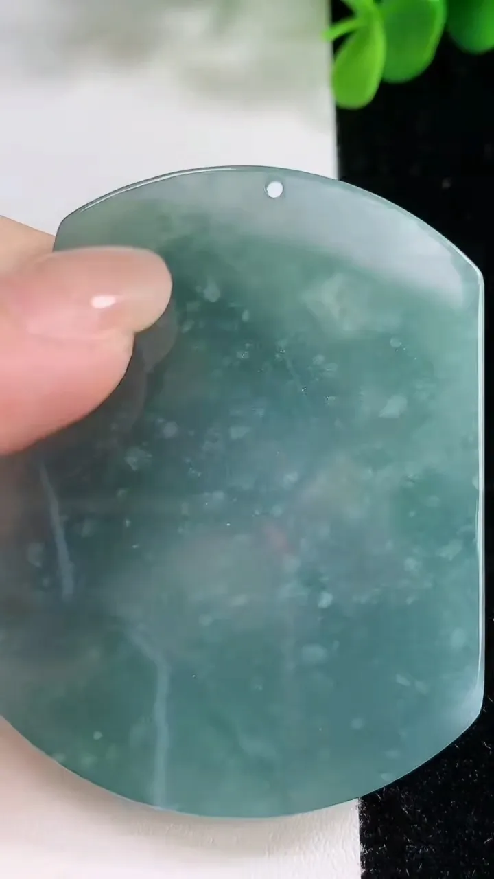 天然A货翡翠蓝水生肖马牌吊坠，尺寸57.8-46-5.2，重:27.59g
8月19日