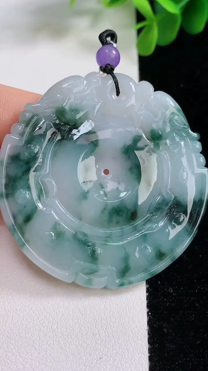 天然A货翡翠飘花仿古平安扣吊坠，尺寸53-4.5，重:27.42g
8月19日