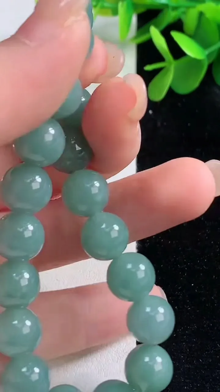 天然A货翡翠圆珠手串，尺寸9.4-20颗，重量:32.68g8月19日
工厂直销收藏佳品,种好水足，色泽均匀，有种有色，上手高大气！
