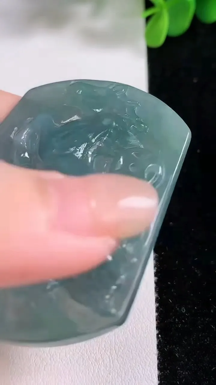 天然A货翡翠蓝水生肖马牌吊坠，尺寸57.8-46-5.2，重:27.59g
8月19日