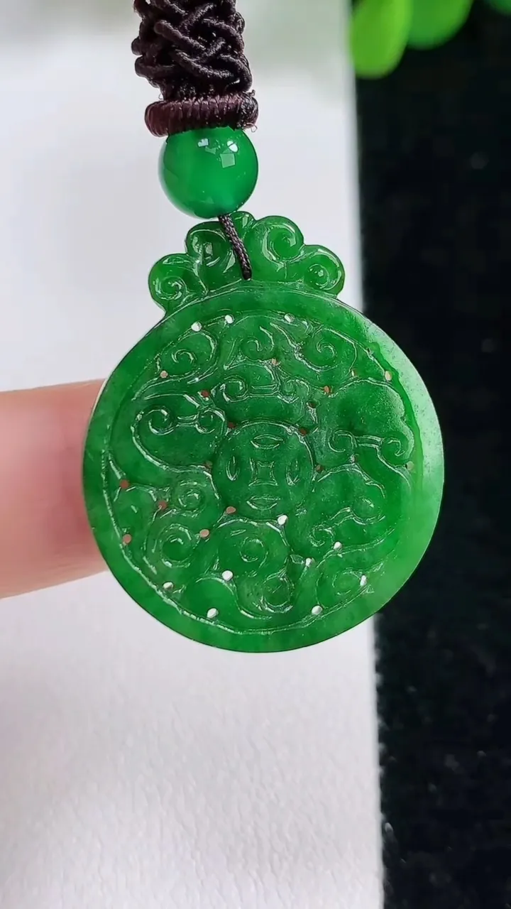 天然A货翡翠仿古牌吊坠，尺寸28.8-23.8-2，重:5.30g
8月19日