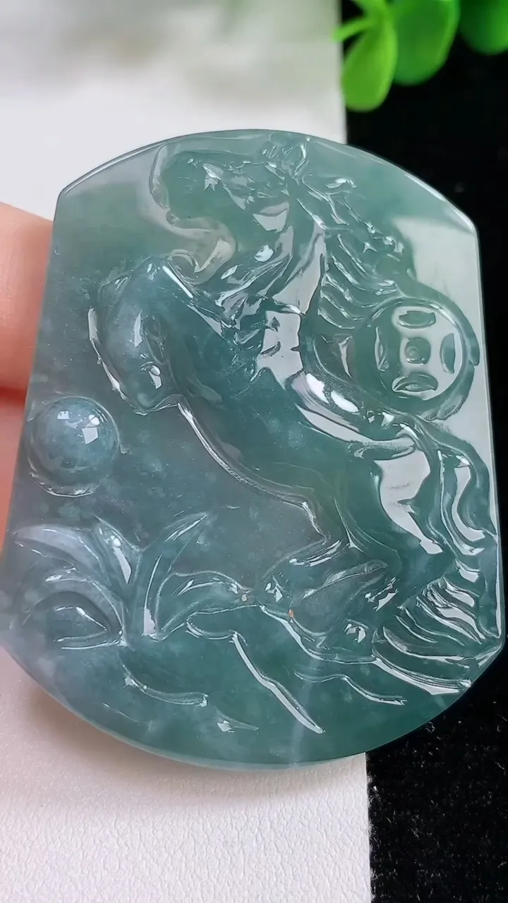 天然A货翡翠蓝水生肖马牌吊坠，尺寸57.8-46-5.2，重:27.59g
8月19日