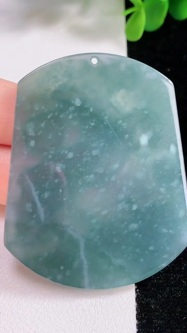 天然A货翡翠蓝水生肖马牌吊坠，尺寸57.8-46-5.2，重:27.59g
8月19日
