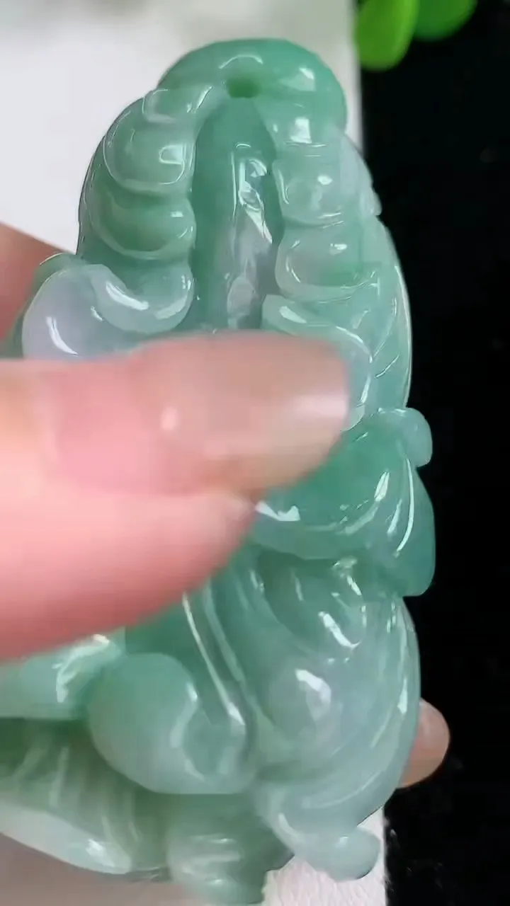 天然A货翡翠白菜吊坠，尺寸63.8-35.8-16.2，重:64.68g
8月19日