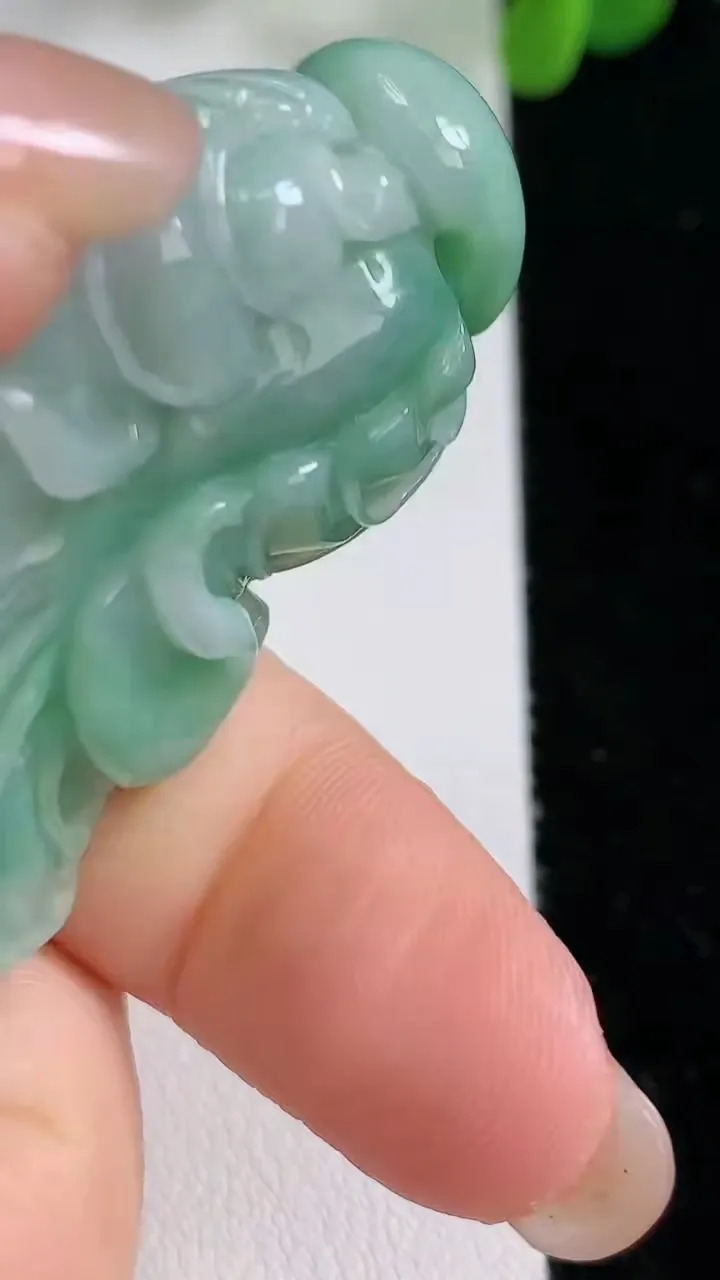 天然A货翡翠白菜吊坠，尺寸63.8-35.8-16.2，重:64.68g
8月19日
