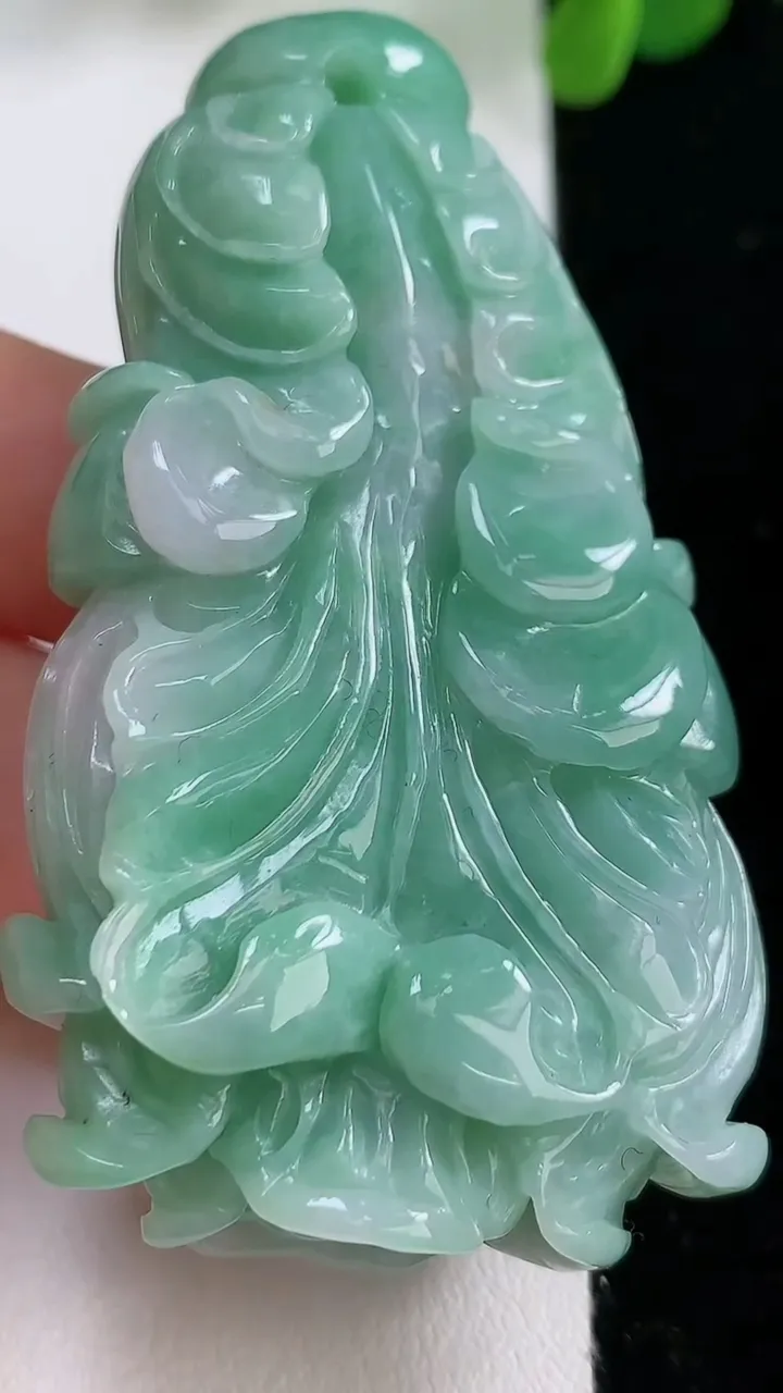 天然A货翡翠白菜吊坠，尺寸63.8-35.8-16.2，重:64.68g
8月19日