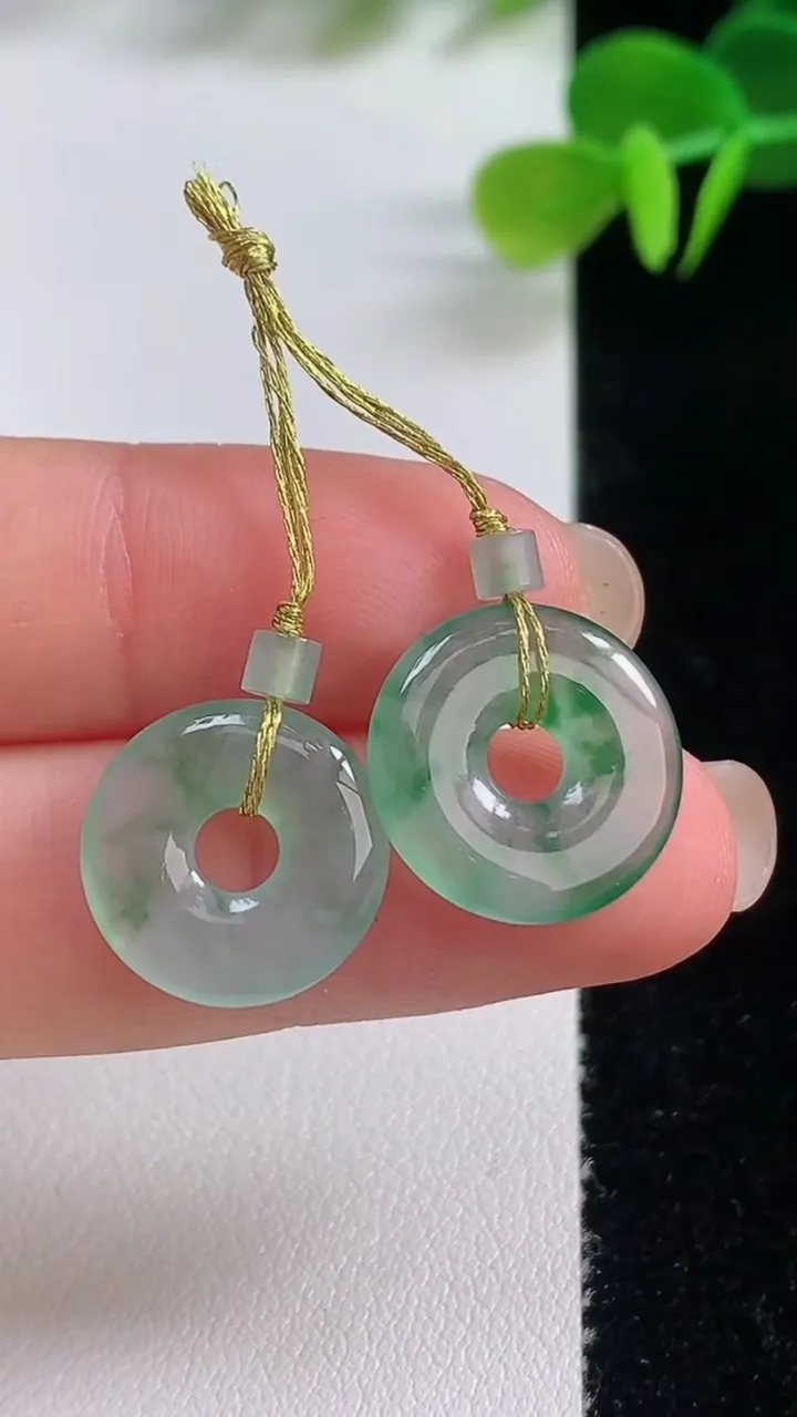 天然A货翡翠冰种飘花平安环吊坠一对，尺寸15.5-2.4，重量:3.60g
8月20日