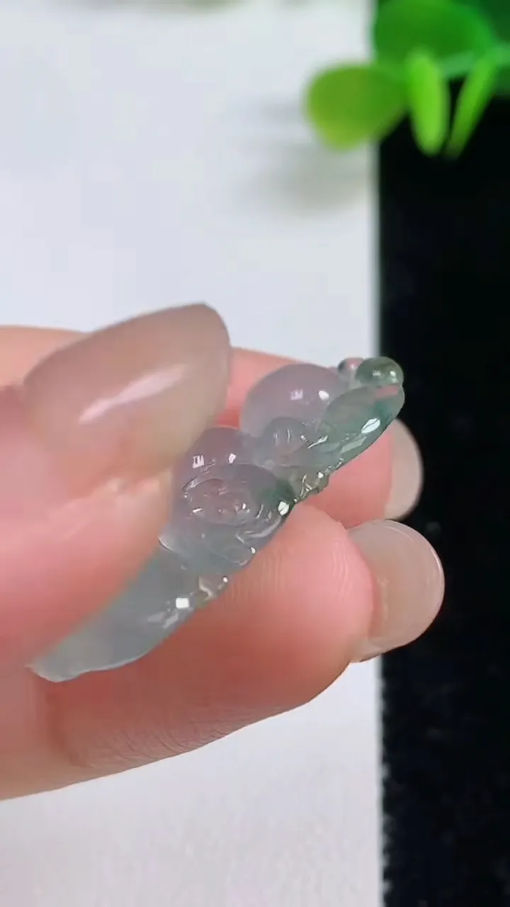 天然A货翡翠生肖猴吊坠，尺寸31.2-16.2-4，重量:4.01g
8月20日