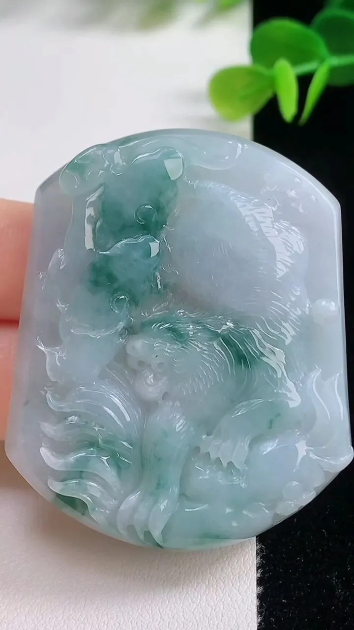天然A货翡翠飘花生肖虎吊坠，尺寸52.5-43.6-6，重量:31.08g
8月20日