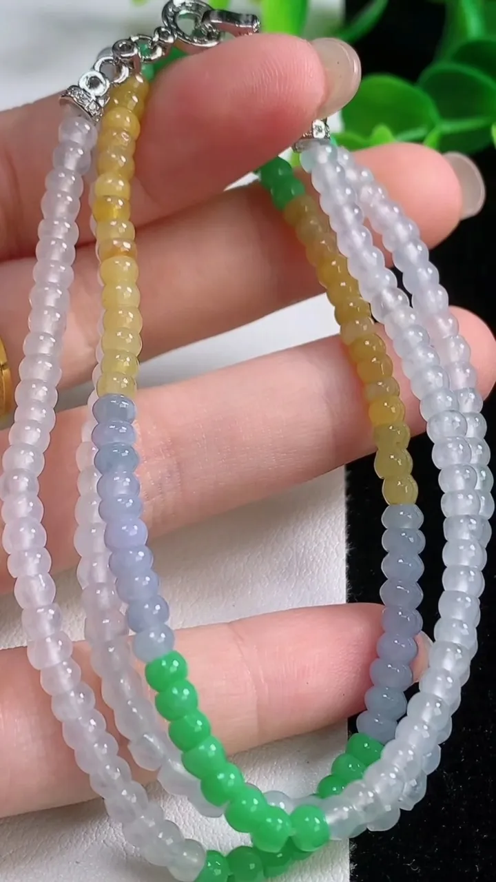 天然A货翡翠三彩算盘珠项链，尺寸4-2-205颗，重量:17.17g
8月20日