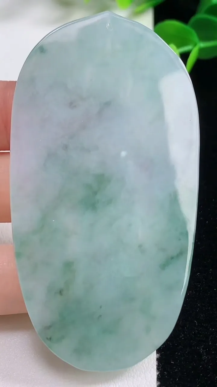 天然A货翡翠飘花千手观音吊坠，尺寸74.8-40-4.8，重量:34.26g
8月20日