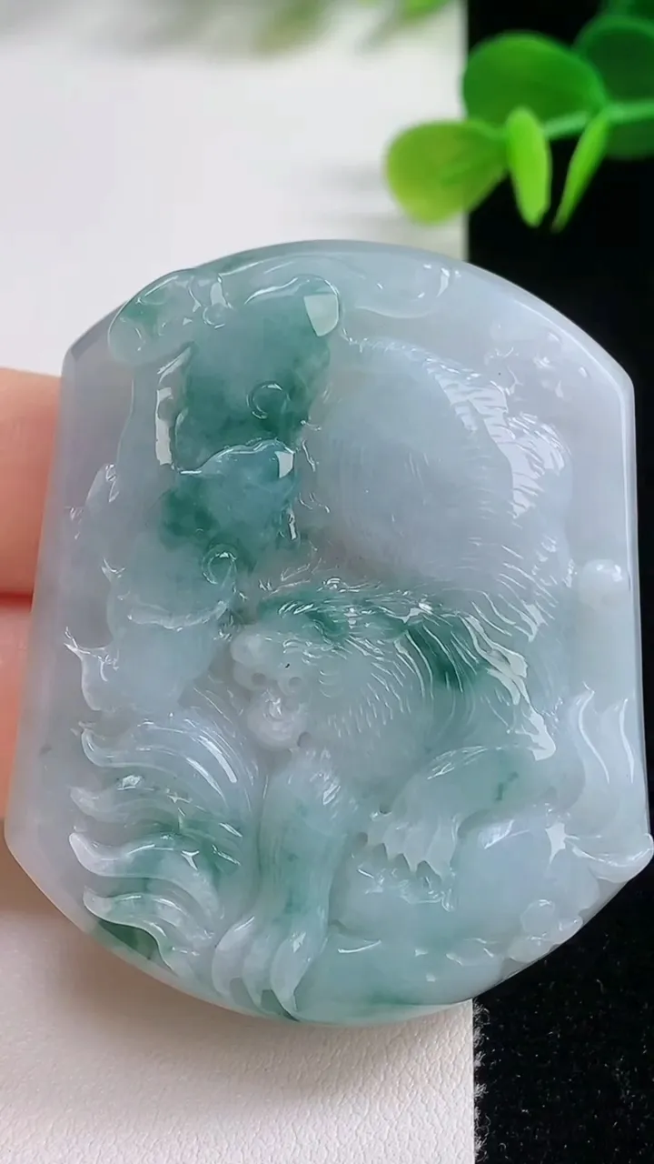 天然A货翡翠飘花生肖虎吊坠，尺寸52.5-43.6-6，重量:31.08g
8月20日