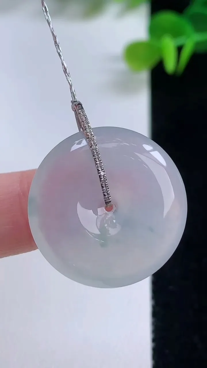天然A货翡翠种飘花平安扣吊坠，尺寸24.5-4.7，重量:6.47g
8月20日