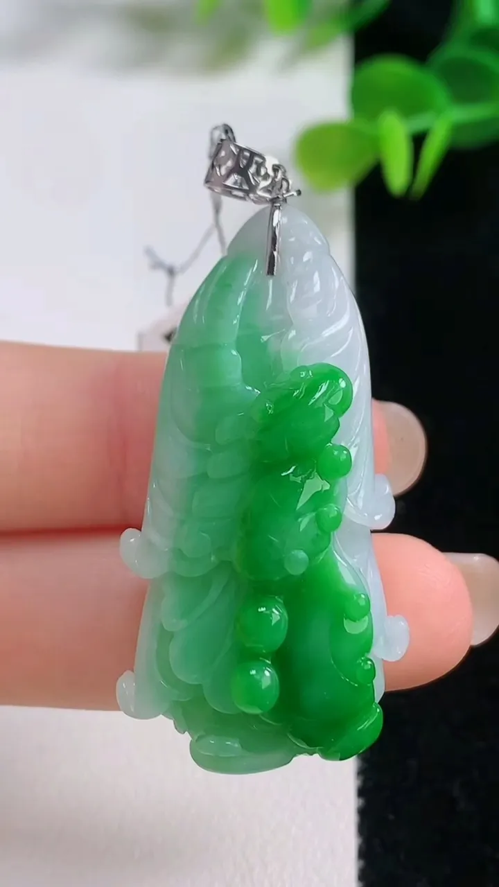 天然A货翡翠白菜吊坠，尺寸43.4-18.8-14，重量:19.10g
8月20日