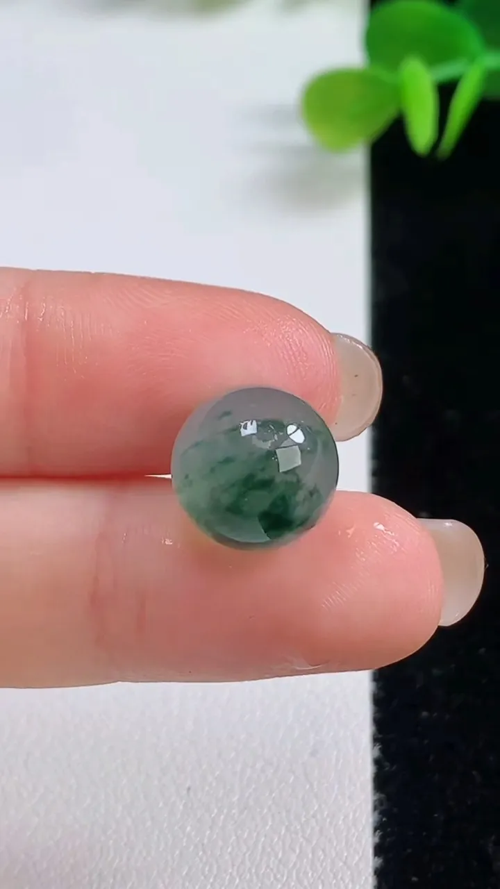 天然A货翡翠种飘花圆珠镶嵌件，尺寸11.2，重量:3.19g8月20日
工厂直销收藏佳品,种好水足，色泽均匀，有种有色，上手高大气！