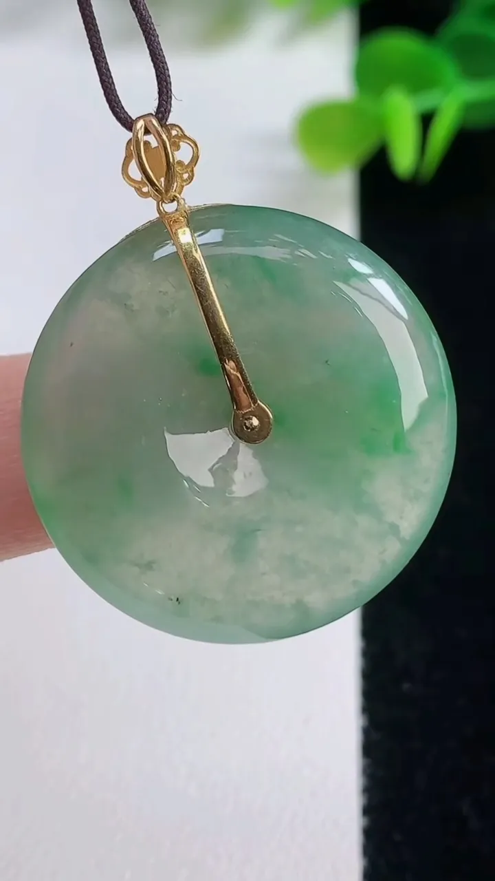 天然A货翡翠平安扣吊坠，尺寸28.3-5.4，重量:9.58g
8月20日