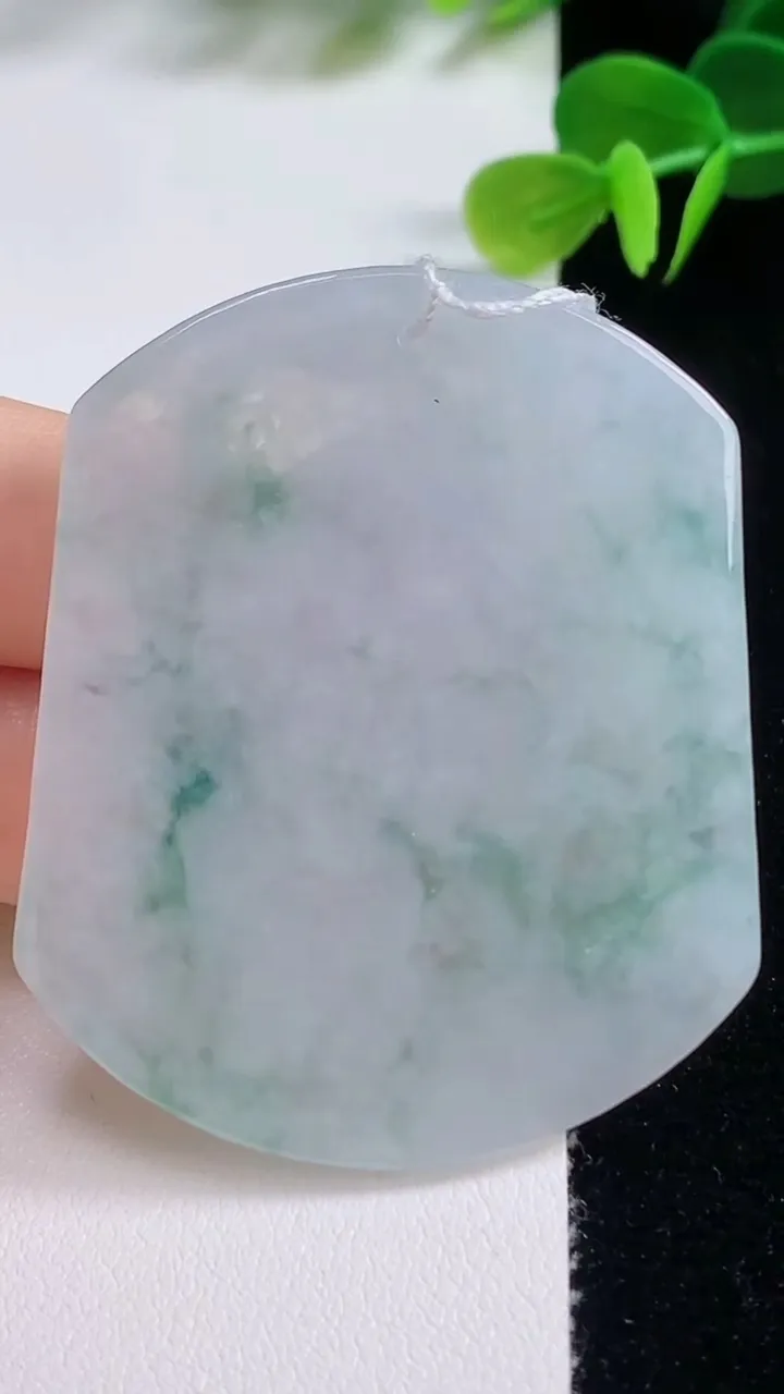 天然A货翡翠飘花生肖虎吊坠，尺寸52.4-44.2-6.2，重量:32.00g
8月20日