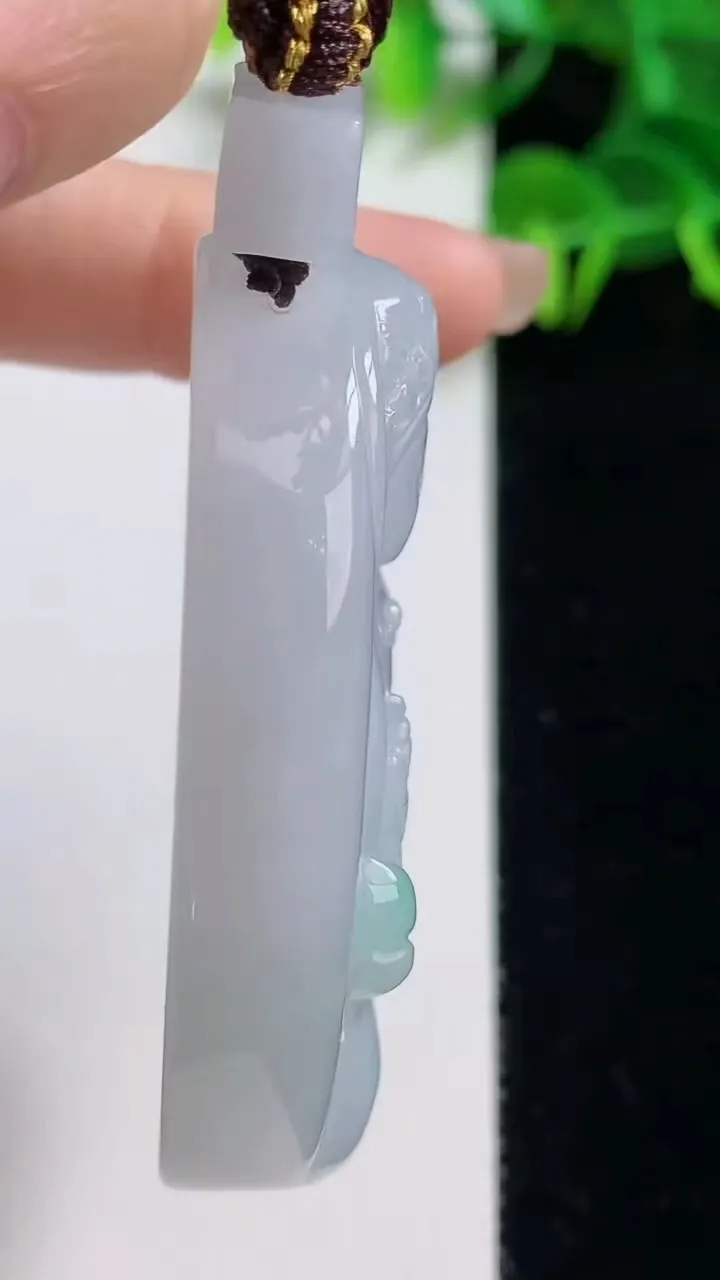 天然A货翡翠大势至观音菩萨吊坠，尺寸54-44.6-12，重量:70.35g
8月20日