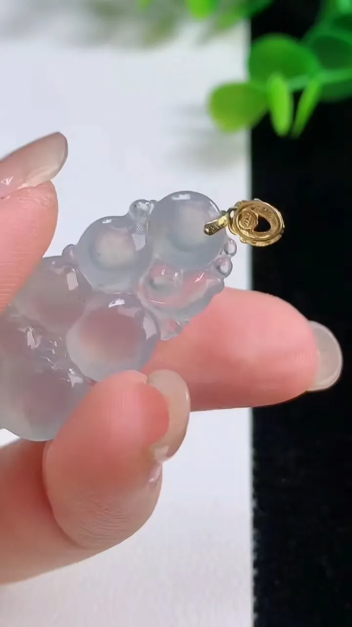 天然A货翡翠种白冰生肖猴吊坠，尺寸32.4-14.6-4.8，重量:4.86g
8月20日