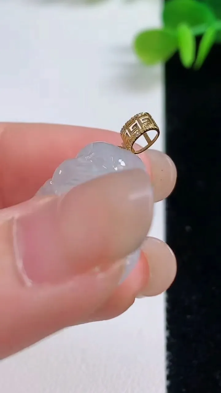天然A货翡翠佛公吊坠，尺寸24.7-26.4-6，重量:6.00g
8月20日
