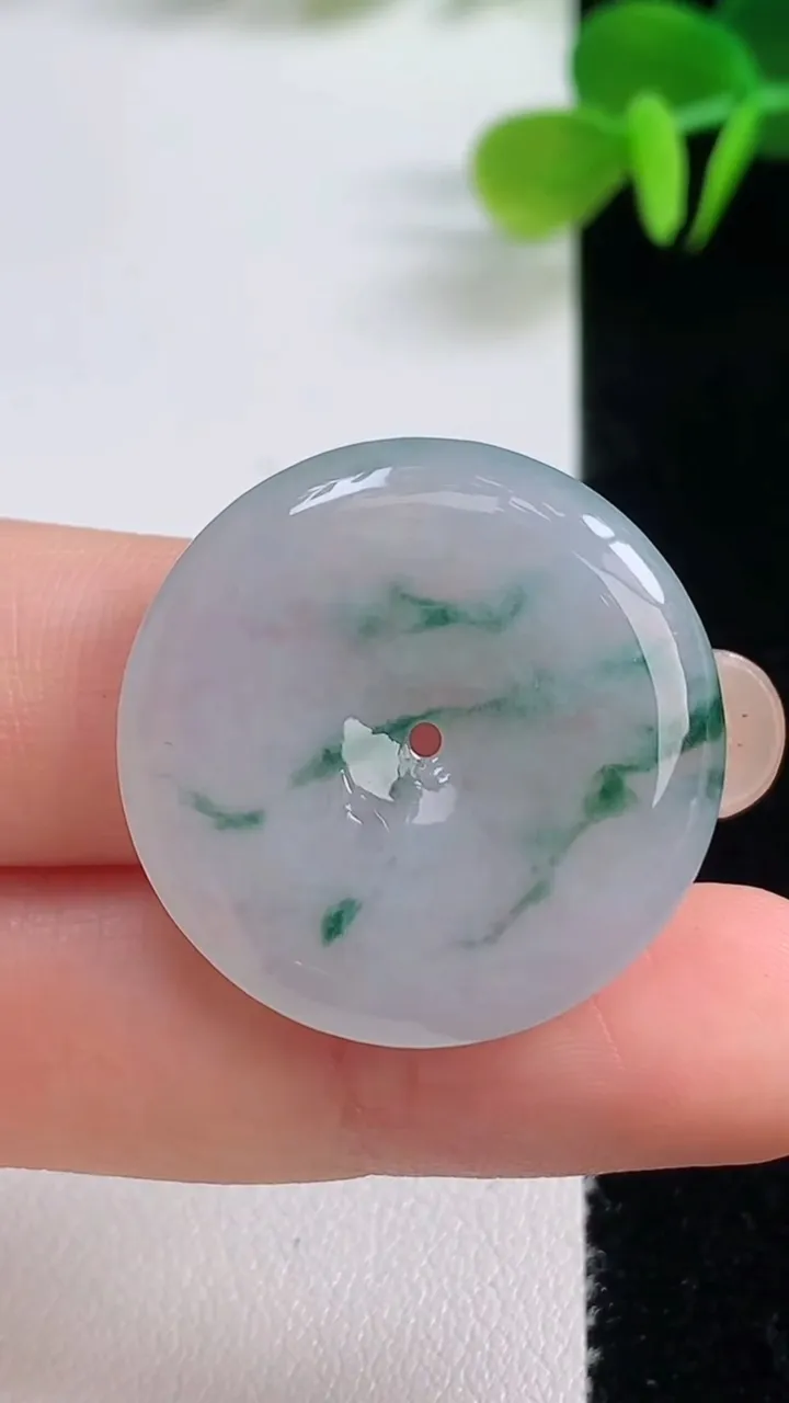 天然A货翡翠飘花平安扣吊坠，尺寸27-4.4，重量:7.39g
8月20日