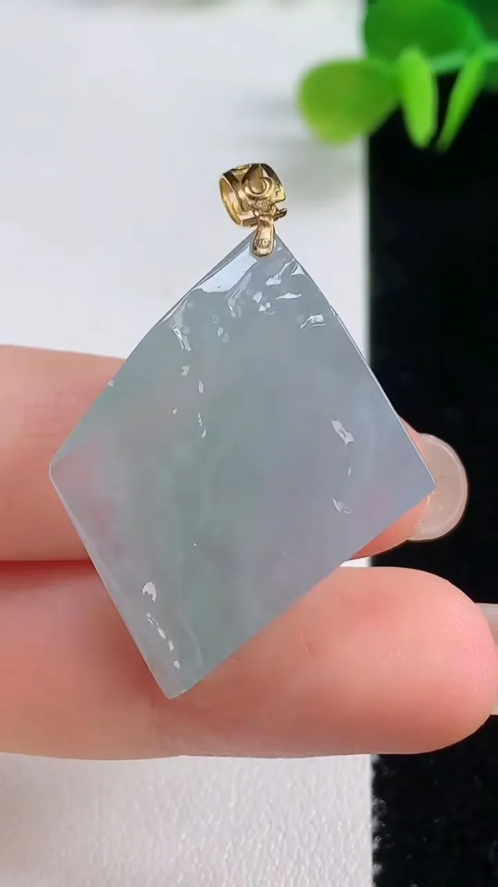 天然A货翡翠18k金飘花原石吊坠，尺寸32.6-26-7.7，重量:9.49g
8月20日