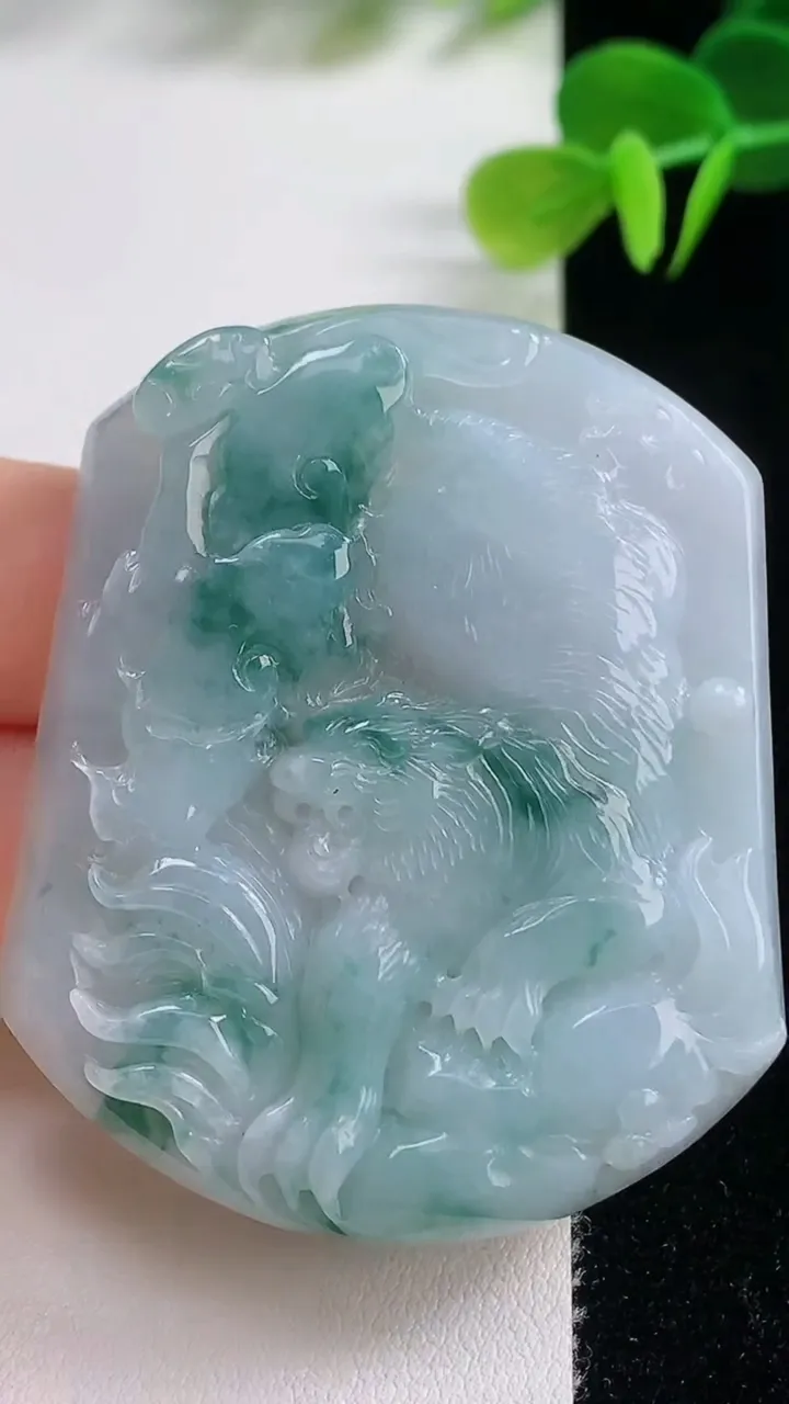 天然A货翡翠飘花生肖虎吊坠，尺寸52.5-43.6-6，重量:31.08g
8月20日