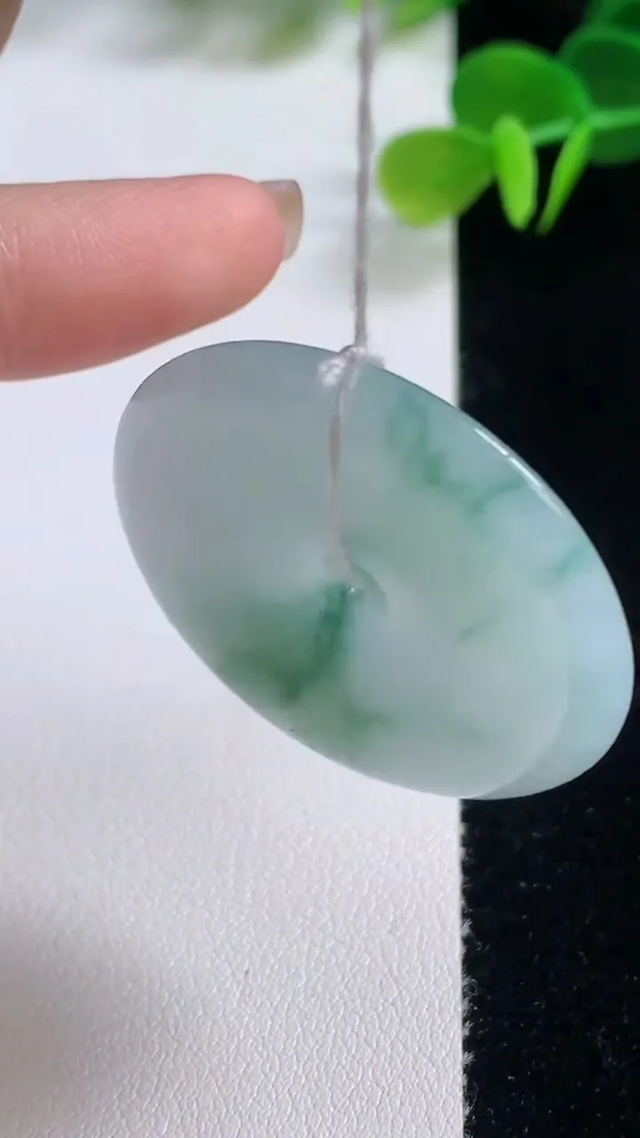 天然A货翡翠飘花平安扣吊坠，尺寸36.6-5.5，重量:16.50g
8月20日