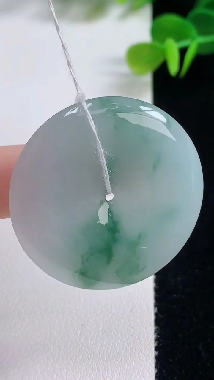 天然A货翡翠飘花平安扣吊坠，尺寸36.6-5.5，重量:16.50g
8月20日