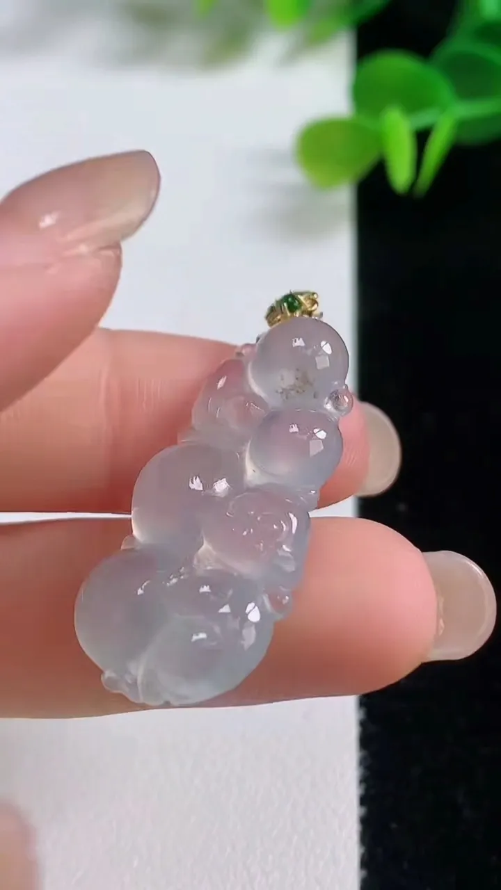 天然A货翡翠种白冰生肖猴吊坠，尺寸32.4-14.6-4.8，重量:4.86g
8月20日