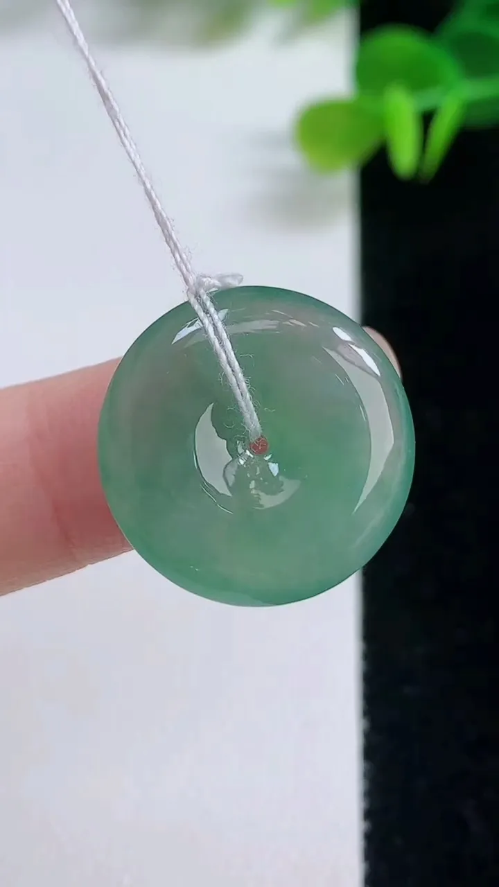 天然A货翡翠平安扣吊坠，尺寸20-4.3，重量:4.00g
8月20日