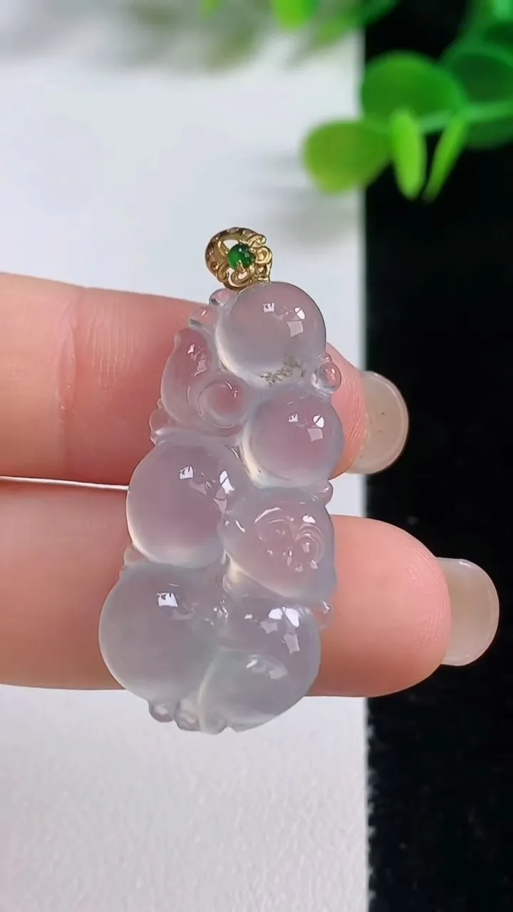 天然A货翡翠种白冰生肖猴吊坠，尺寸32.4-14.6-4.8，重量:4.86g
8月20日