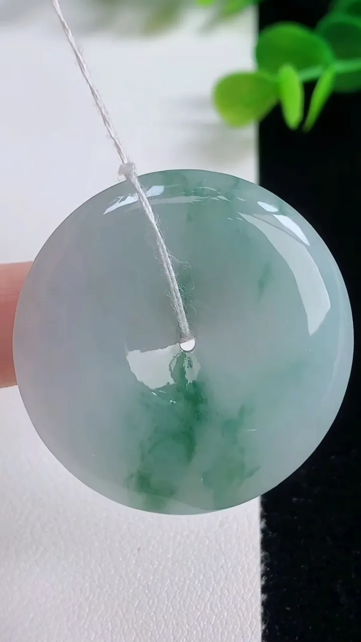 天然A货翡翠飘花平安扣吊坠，尺寸36.6-5.5，重量:16.50g
8月20日