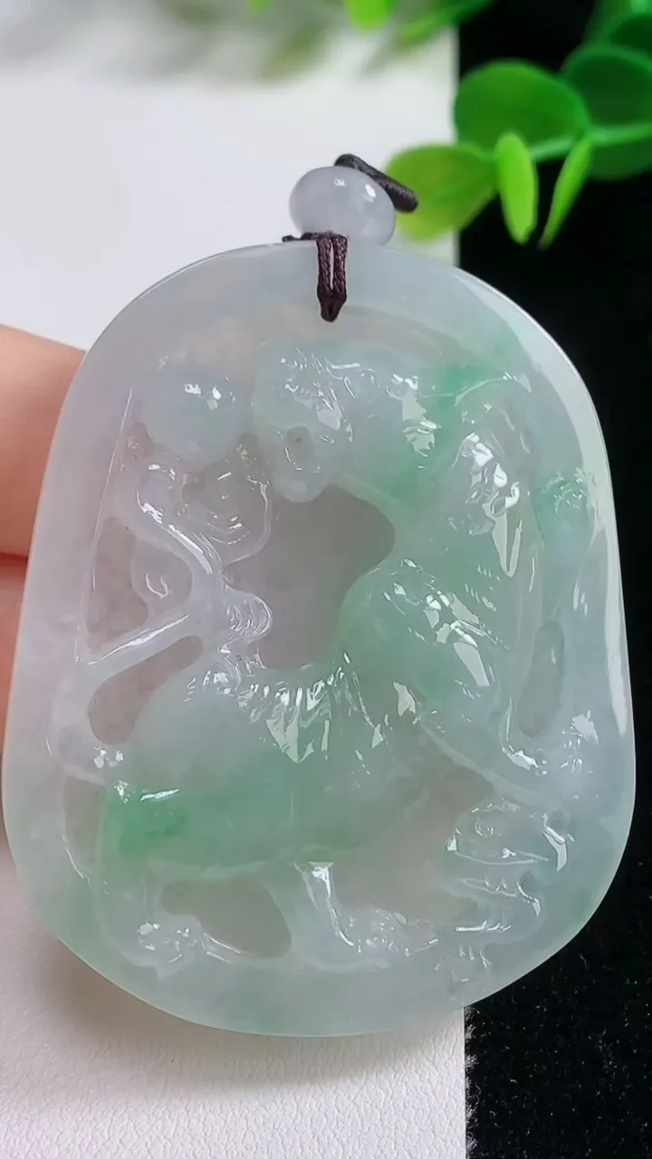 天然A货翡翠生肖虎吊坠，尺寸56-45-7.5，重量:36.03g
8月20日