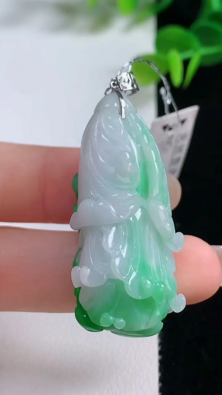 天然A货翡翠白菜吊坠，尺寸43.4-18.8-14，重量:19.10g
8月20日